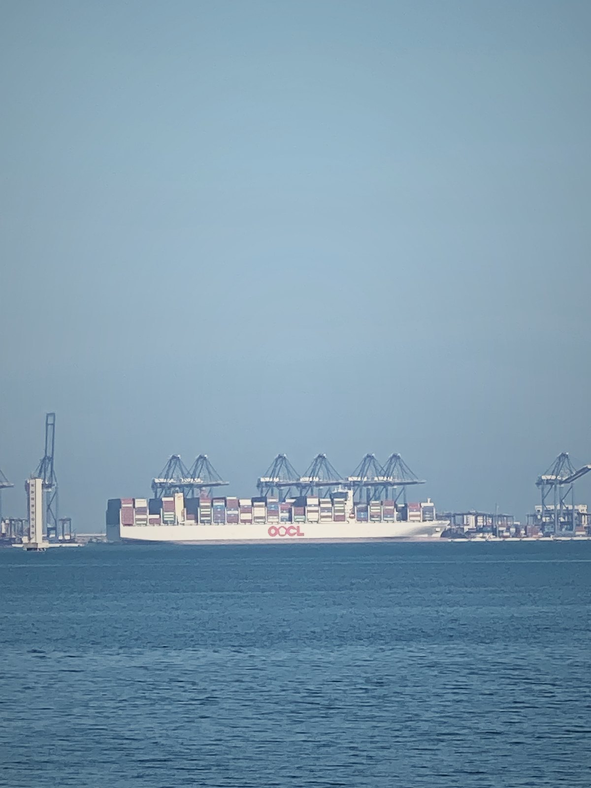 不远处的洋浦港，万吨货轮进进出出——千年盐田旁的现代海运世界（实拍，2026-10）